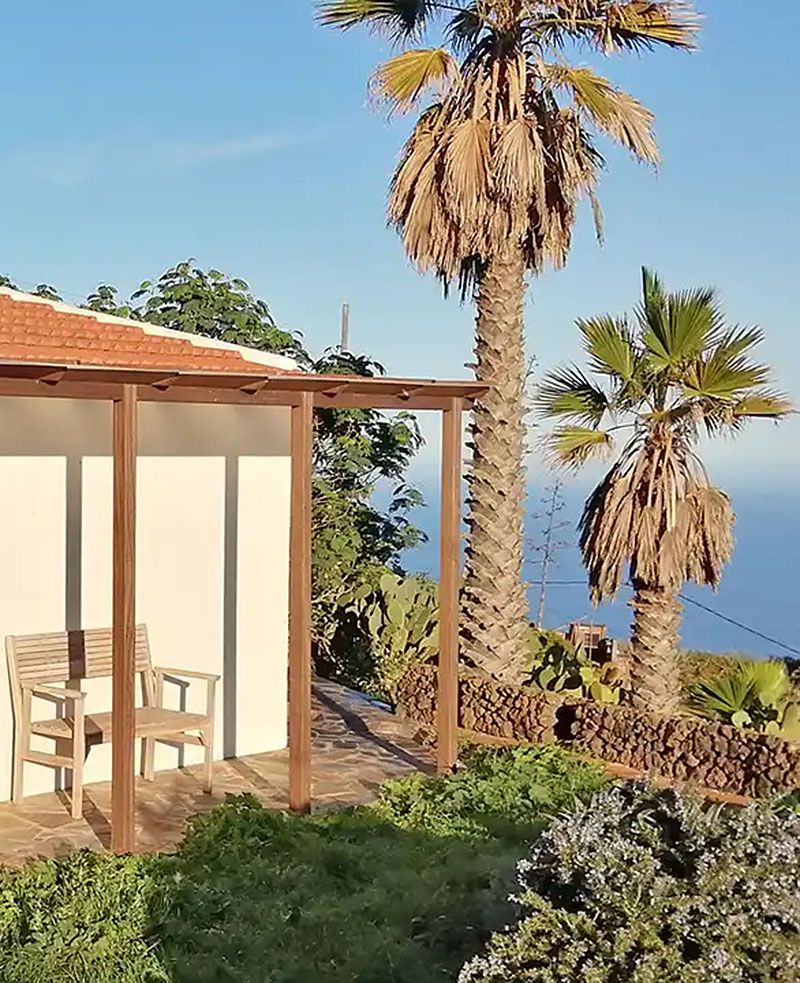 Bank auf überdachter Veranda mitten im Grünen